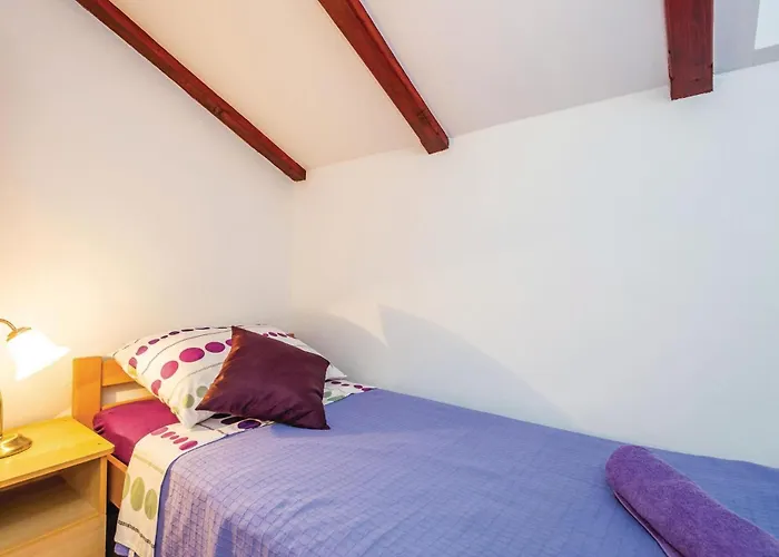 2 Bedroom Cozy In Nyaraló Mošćenička Draga