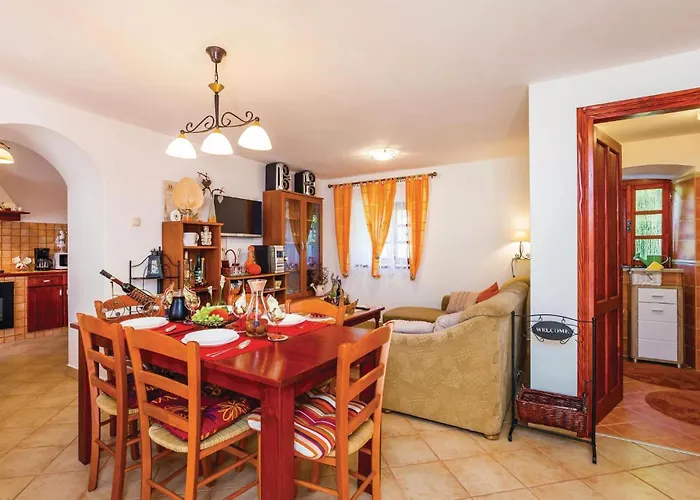 2 Bedroom Cozy In Mošćenička Draga
