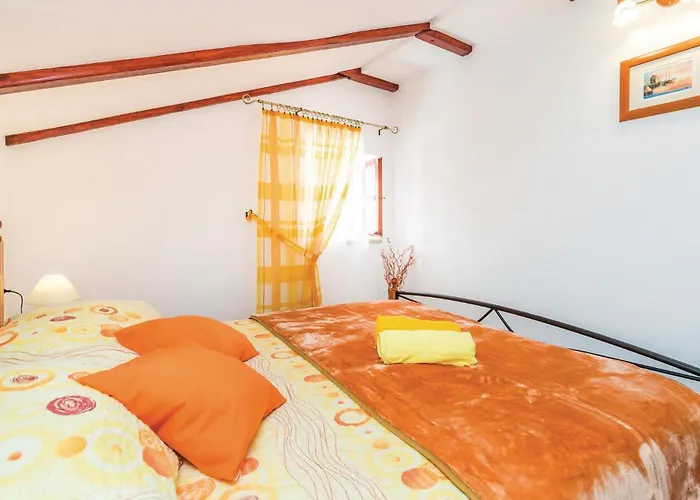 2 Bedroom Cozy In Ferienhaus Mošćenička Draga